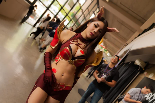 Cosplay Queen of Pain Dota 2