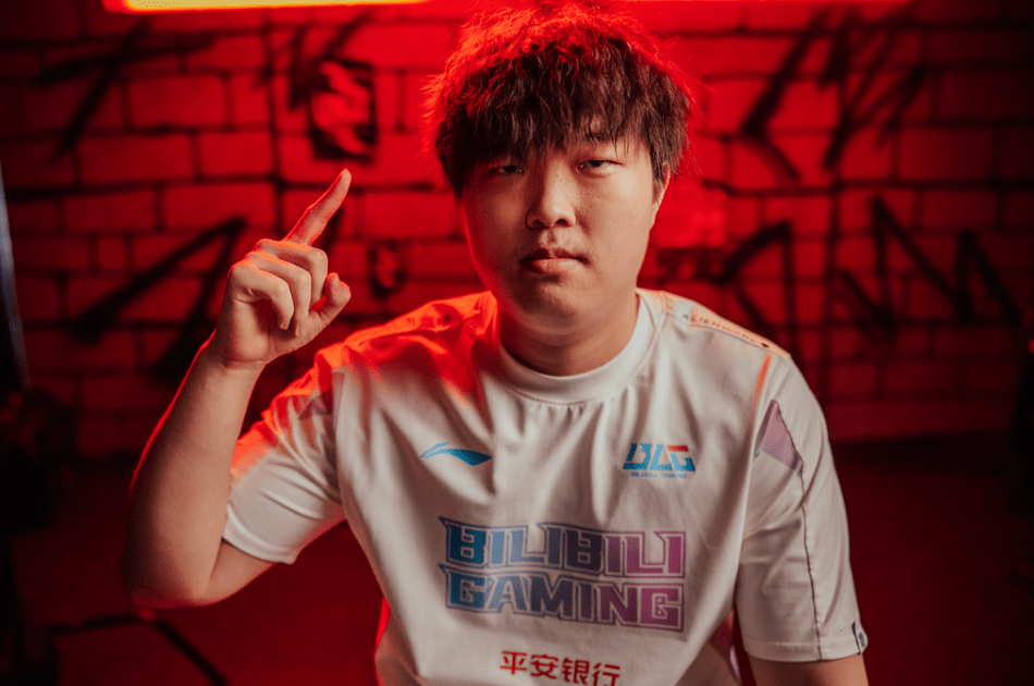Bin is a player who proves that the game is not all about short-term victories. He has become famous for his preference for unusual heroes in the top lane, even in cases where other players choose more traditional tanks.