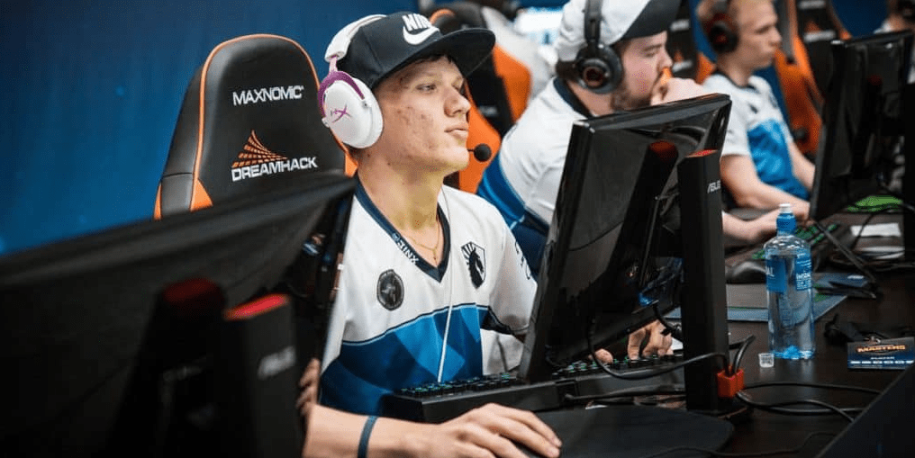 After successfully qualifying for DreamHack Winter 2014, s1mple revealed that his salary was increased by $200-300, reaching a total of $800 per month.
